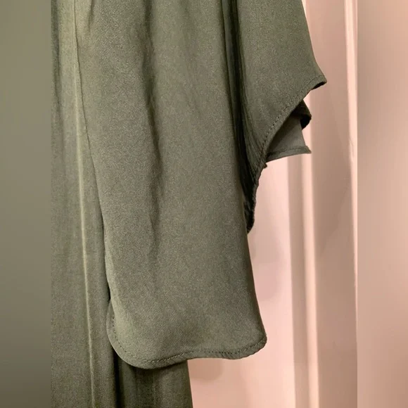 π¦πΏ Flutter into Fashion! Halston Heritage Green Blouse - Size L πΏπ¦ - Picture 12 of 15